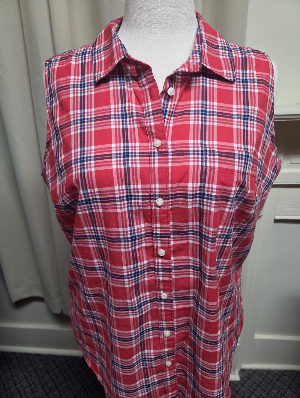 St. John's Bay Red & White & Blue Plaid Button-Up Sleeveledd Shirt Size XL